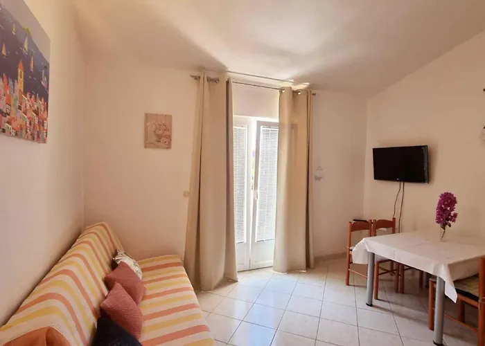 6 Апартаменты Вир